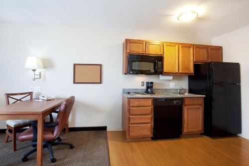 Η κουζίνα ή μικρή κουζίνα στο Candlewood Suites Lake Charles-Sulphur by IHG
