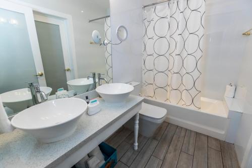
a bathroom with a sink, toilet and bathtub at Oceanside Hotel and Suites in Miami Beach
