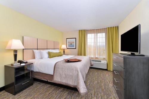 En eller flere senge i et værelse på Candlewood Suites Sayre, an IHG Hotel