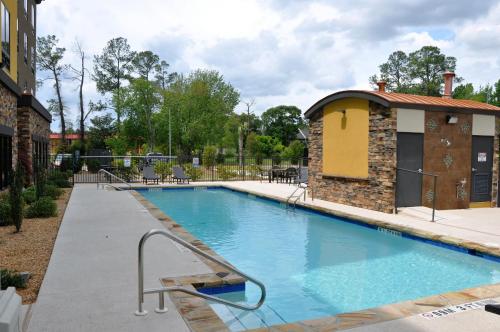 Piscina de la sau aproape de Holiday Inn Express & Suites Perry-National Fairground Area, an IHG Hotel