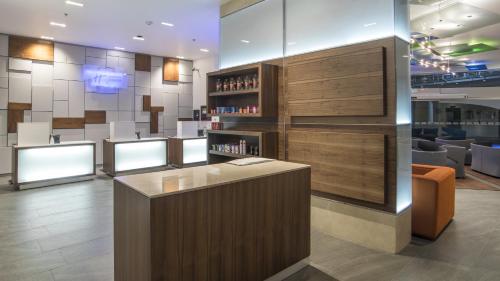 a bar in a restaurant with a counter and chairs at Holiday Inn Express Puebla by IHG in Puebla