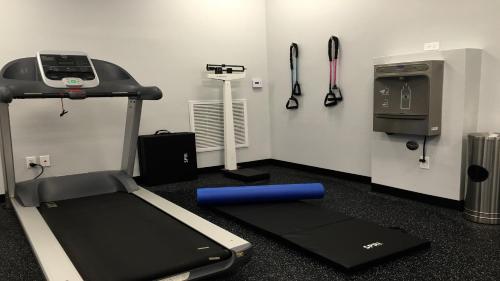 The fitness centre and/or fitness facilities at Holiday Inn Express Hotel & Suites - Paso Robles, an IHG Hotel