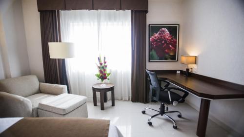 a hotel room with a desk and a chair at Holiday Inn Express Tuxtla Gutierrez La Marimba by IHG in Tuxtla Gutiérrez