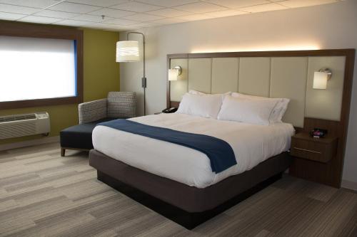 A bed or beds in a room at Holiday Inn Express Salt Lake City Downtown, an IHG Hotel