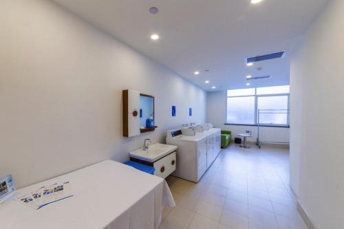 a large white bathroom with a sink and a mirror at Holiday Inn Express Jinan High-Tech Zone by IHG in Jinan