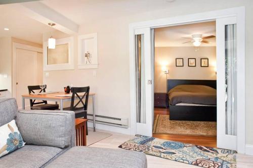 Private, 1-br Apt Near Golden Gate Park في سان فرانسيسكو: غرفة معيشة مع أريكة وسرير وطاولة