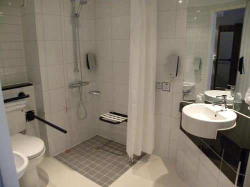 Ένα μπάνιο στο Holiday Inn Express Colchester by IHG