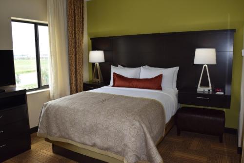 Ένα ή περισσότερα κρεβάτια σε δωμάτιο στο Staybridge Suites Tomball by IHG