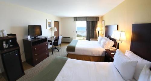 ein Hotelzimmer mit 2 Betten und einem TV in der Unterkunft Holiday Inn Express St Ignace-Lake Central, an IHG Hotel in Saint Ignace