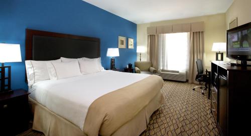 Кровать или кровати в номере Holiday Inn Express and Suites Bossier City Louisiana Downs, an IHG Hotel