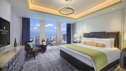 Postel nebo postele na pokoji v ubytování InterContinental Shanghai Jing' An by IHG