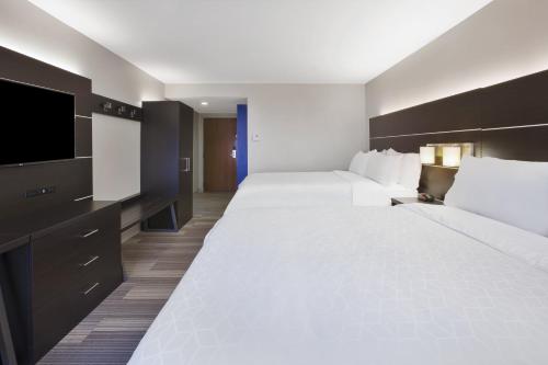 Ένα ή περισσότερα κρεβάτια σε δωμάτιο στο Holiday Inn Express Tiffin by IHG