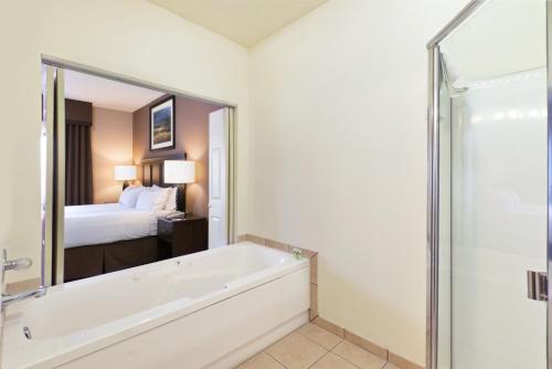 łazienka z wanną i sypialnia z łóżkiem w obiekcie Holiday Inn Express Show Low, an IHG Hotel w mieście Show Low