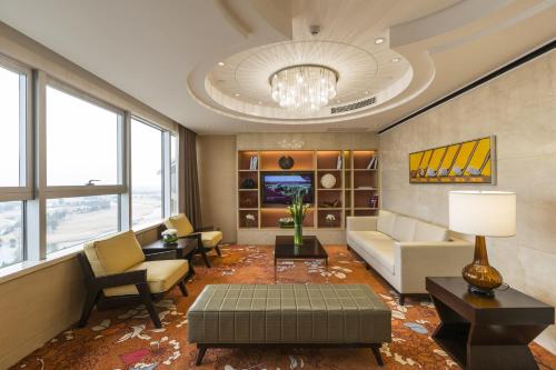 uma sala de estar com um sofá e uma mesa em Crowne Plaza Shanghai Anting, an IHG Hotel - 15 minutes drive to FE em Jiading