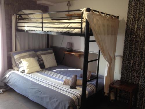 Katil dua tingkat atau katil-katil dua tingkat dalam bilik di Chambre d'Hôtes Hola