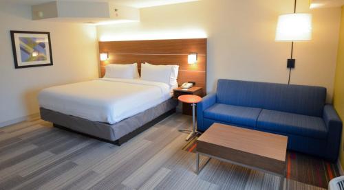 En eller flere senge i et værelse på Holiday Inn Express Pittsburgh-Bridgeville, an IHG Hotel