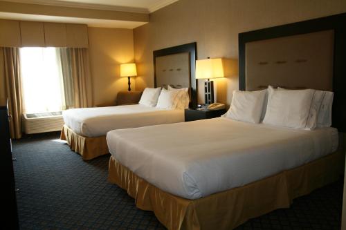 Säng eller sängar i ett rum på Holiday Inn Express San Pablo - Richmond Area, an IHG Hotel