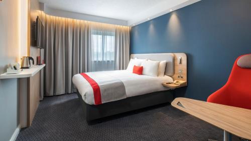 Tempat tidur dalam kamar di Holiday Inn Express Oxford Kassam Stadium, an IHG Hotel