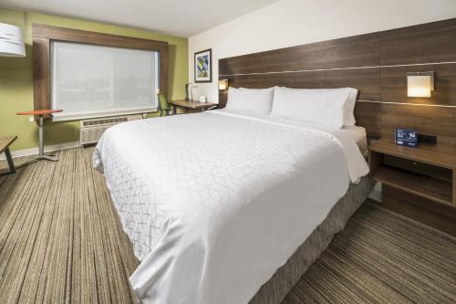 Postel nebo postele na pokoji v ubytování Holiday Inn Express Chicago Northwest-Vernon Hills by IHG