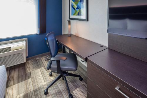 a room with a desk and a chair in a hotel room at Holiday Inn Express - Sunnyvale - Silicon Valley by IHG in Sunnyvale