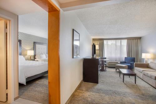 Un pat sau paturi într-o cameră la Holiday Inn & Suites Parsippany Fairfield, an IHG Hotel