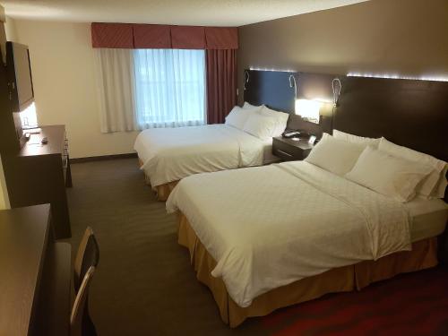 Giường trong phòng chung tại Holiday Inn Express Portland West/Hillsboro, an IHG Hotel