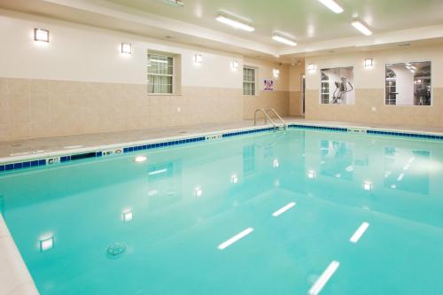 Πισίνα στο ή κοντά στο Holiday Inn Express Prince Frederick by IHG