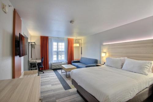 Säng eller sängar i ett rum på Holiday Inn Express Hotel & Suites Milwaukee Airport, an IHG Hotel