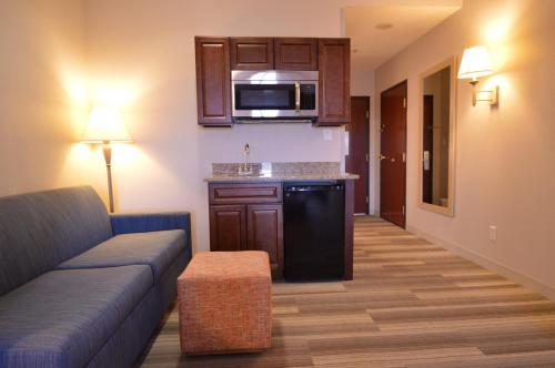 Kuchyň nebo kuchyňský kout v ubytování Holiday Inn Express Toledo-Oregon by IHG