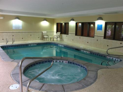 una gran piscina en una habitación de hotel en Holiday Inn Express Salt Lake City South - Midvale, an IHG Hotel, en Midvale