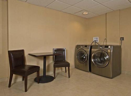 Armoni Inn & Suites – Photos 3