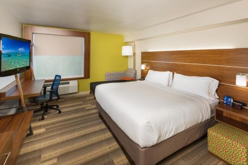 Letto o letti in una camera di Holiday Inn Express Peoria North - Glendale by IHG