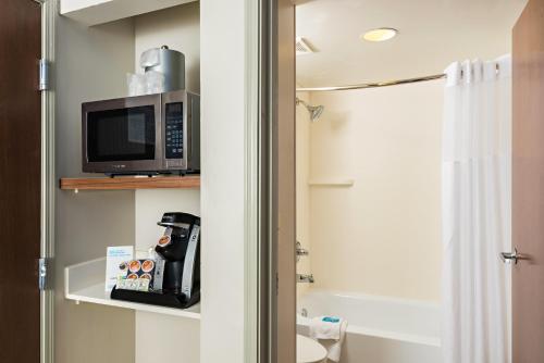 Koupelna v ubytování Holiday Inn Express Peoria North - Glendale by IHG