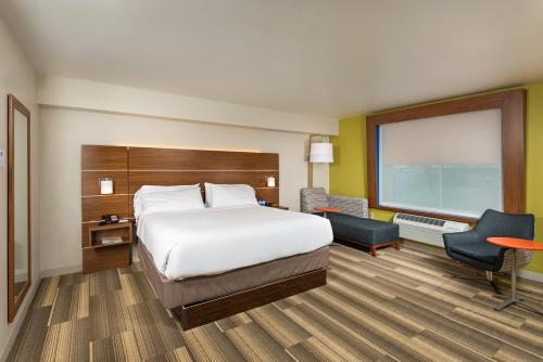 Säng eller sängar i ett rum på Holiday Inn Express Peoria North - Glendale, an IHG Hotel