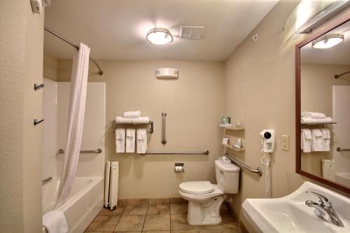 ห้องน้ำของ Candlewood Suites Milwaukee Airport - Oak Creek, an IHG Hotel