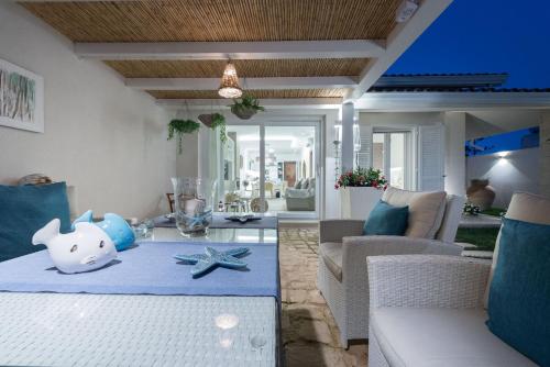 a living room with a table with a blue rug at Villa Licia - IsulaTravel in Ispica