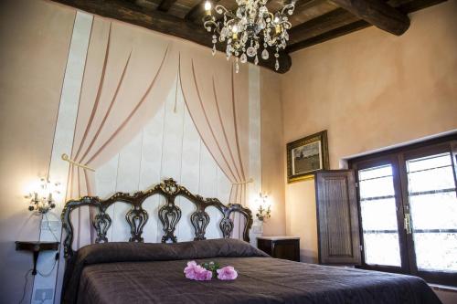 a bedroom with a bed with two flowers on it at Baccio di Magio in Arezzo
