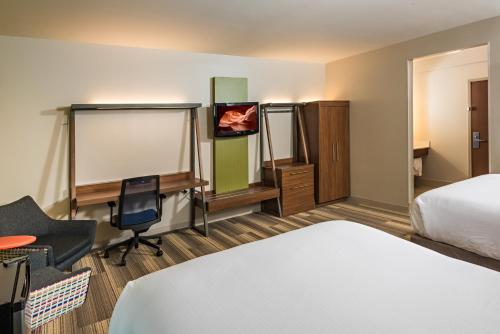 Letto o letti in una camera di Holiday Inn Express Peoria North - Glendale by IHG