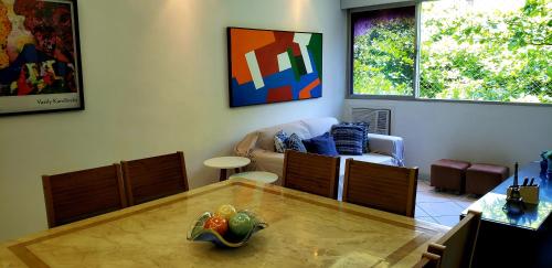 sala de estar con mesa y sofá en Lindo apartamento em Ipanema - RJ, en Río de Janeiro