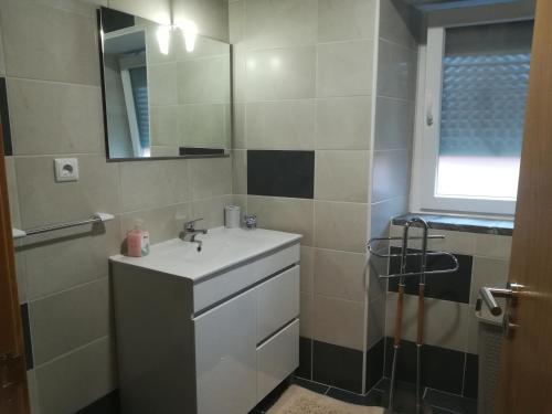 un bagno con lavandino e specchio di Casa do Sapateiro a Sobral de São Miguel