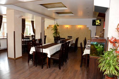 a dining room with a table and chairs in a restaurant at Hotel Intim in Rădăuţi