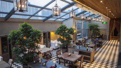 an overhead view of a restaurant with tables and chairs at LeafIN Hotel Beijing Wangjing SOHO in Beijing