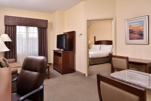 Μια τηλεόραση ή/και κέντρο ψυχαγωγίας στο Staybridge Suites Oklahoma City by IHG