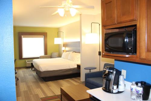 Кровать или кровати в номере Holiday Inn Express Hotel & Suites Mansfield, an IHG Hotel