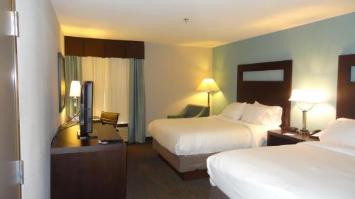 Un pat sau paturi într-o cameră la Holiday Inn Express Hotel Kansas City - Bonner Springs, an IHG Hotel