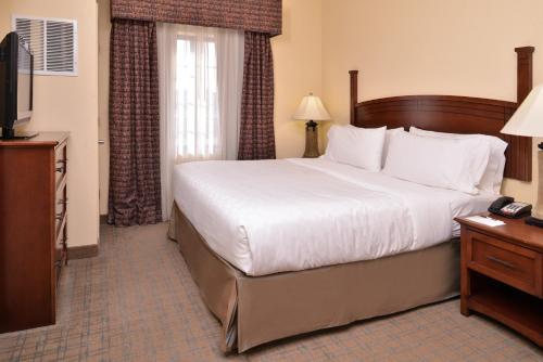 Ένα ή περισσότερα κρεβάτια σε δωμάτιο στο Staybridge Suites Oklahoma City by IHG