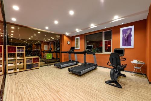 a gym with treadmills and ellipticals in a room at Holiday Inn Express Shangdi Beijing by IHG l Next to The Old Summer Palace & Qinghe Railway Station & Subway l Taxi 15 Minutes to Summer Palace & Peking University & Tsinghua University l 20 Minutes to Badaling Great Wall by Railway in Beijing