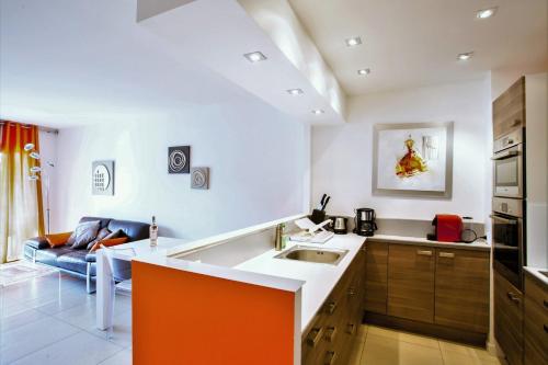 Modern two bedroom apartment with two bathrooms, just behind the CARLTON