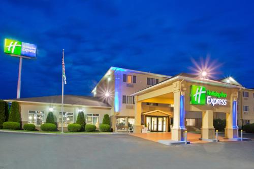 a front view of a hotel at night at Holiday Inn Express Pendleton by IHG in Pendleton