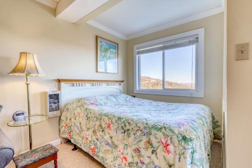 1 dormitorio con cama y ventana en Sugar Ski 11-202, en Sugar Mountain